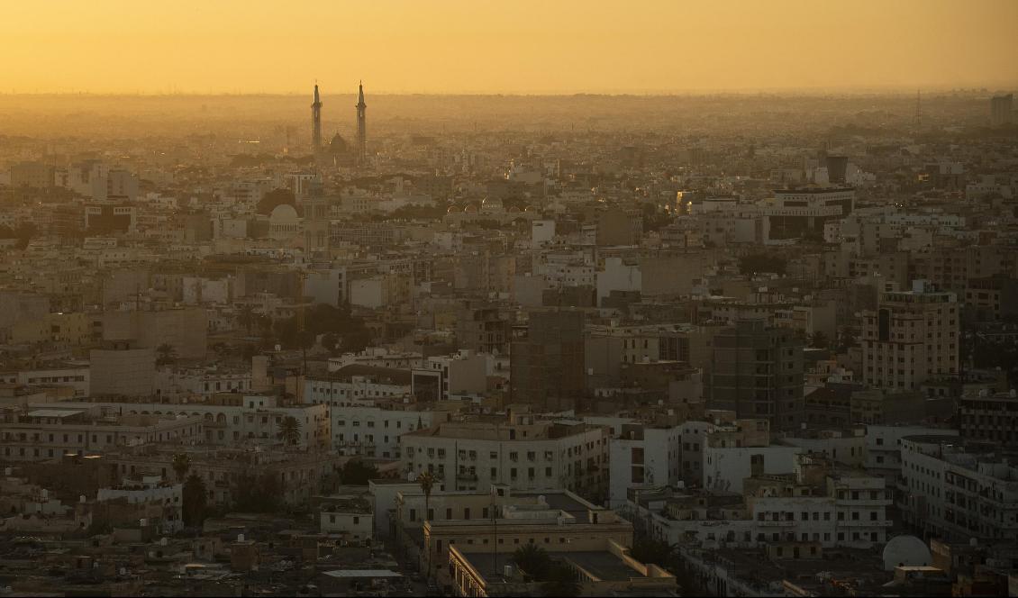 Solen går upp över Tripoli – där de boende vittnar om allt hårdare beskjutning. Foto: Felipe Dana/AP/TT-arkivbild