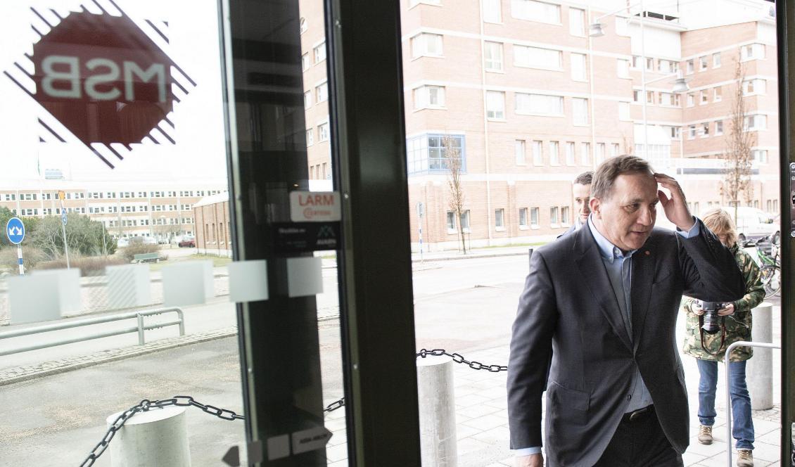 Statsminister Stefan Löfven besöker MSB (Myndigheten för samhällsskydd och beredskap) i Karlstad. Foto: Tommy Pedersen/TT