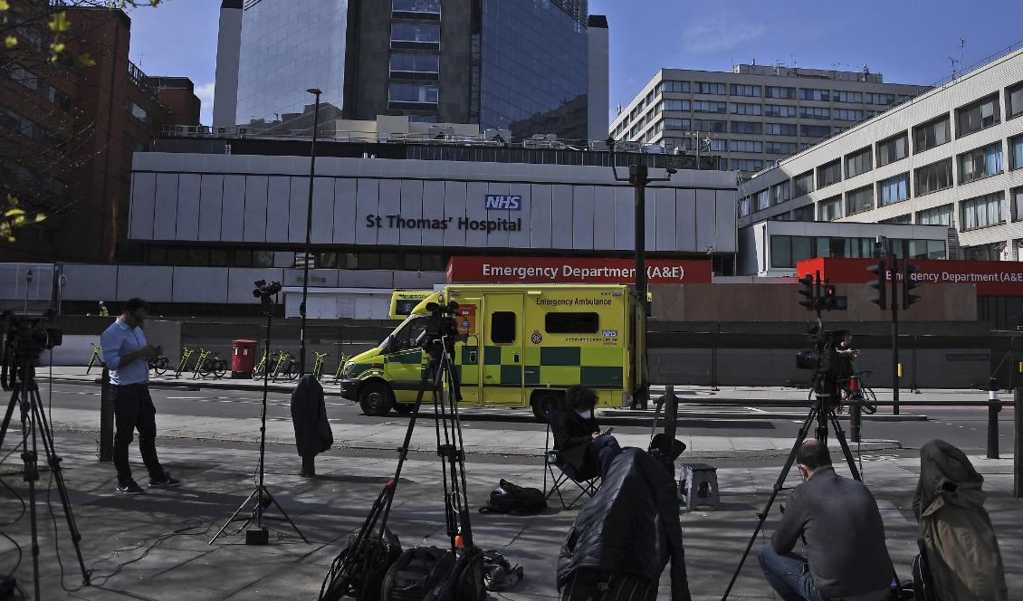 Journalister väntar utanför St Thomas' Hospital i centrala London, där premiärminister Boris Johnson vårdas. Foto: Alberto Pezzali/AP/TT