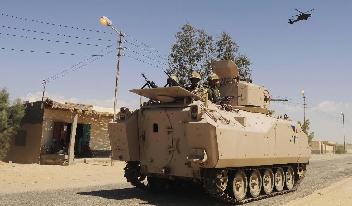 Egyptisk militär patrullerar i norra Sinai. Foto: AP/TT-arkivbild