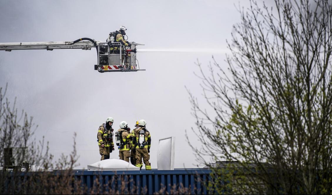 Räddningstjänsten har ryckt ut på en brand i flera lastbilar på Hisingen i Göteborg. Foto: Björn Larsson Rosvall/TT