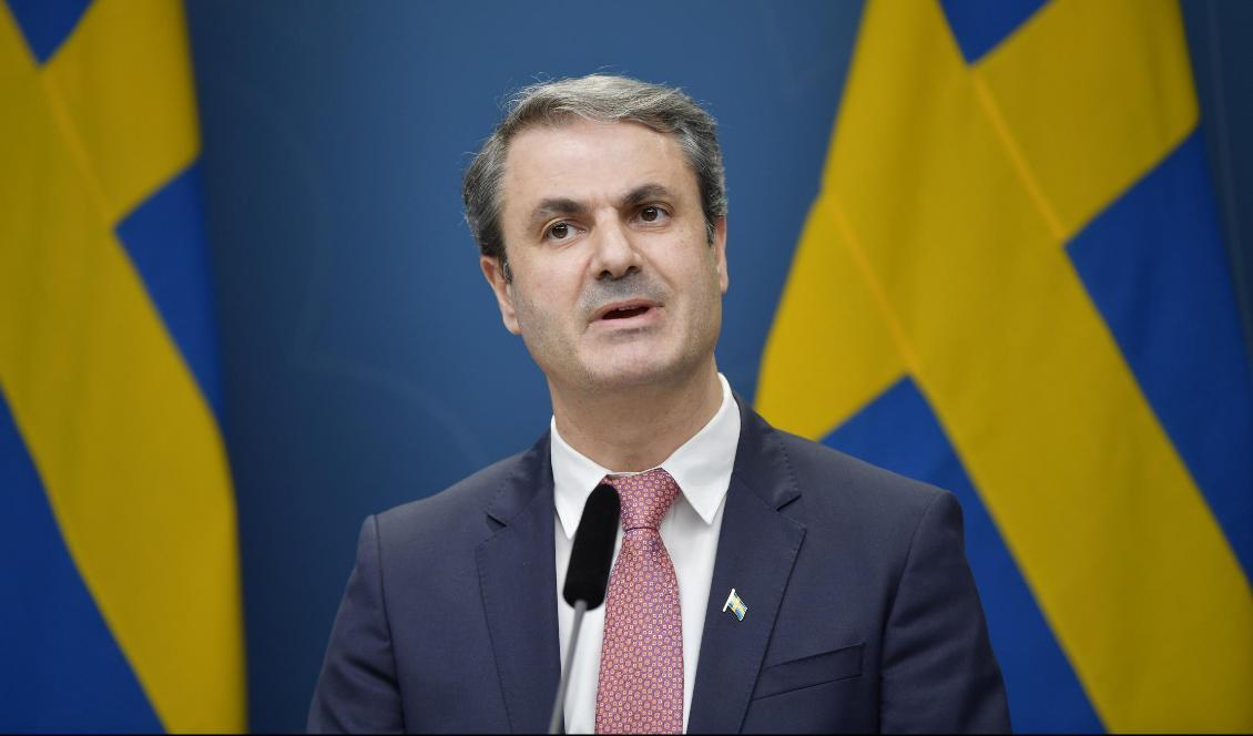 
Näringsminister Ibrahim Baylan (S) är nöjd med att Essity efter kort startsträcka ska börja tillverka kirurgmasker till vården. Foto: Anders Wiklund/TT                                                