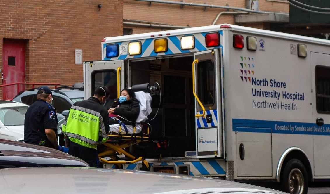 
Medicinsk personal tar ut en patient från en ambulans framför Elmhurst Hospital Center i Elmhurst i New York den 29 mars 2020. Foto: Chung I Ho/Epoch Times                                                