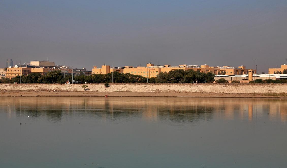 USA:s ambassad sedd från andra sidan av floden Tigris. Foto: Khalid Mohammed/AP/TT-arkivbild