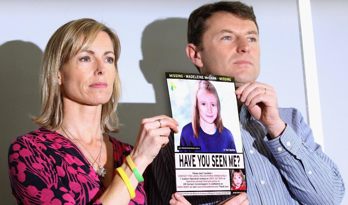 Kate och Gerry McCann under en presskonferens den 2 maj 2012 i London. De håller upp ett redigerat foto av deras dotter som föreställer hur hon skulle ha sett ut då. Deras treåriga dotter Madeleine försvann när de var på semester i Portugal i maj 2007. Foto: Dan Kitwood/Getty Images