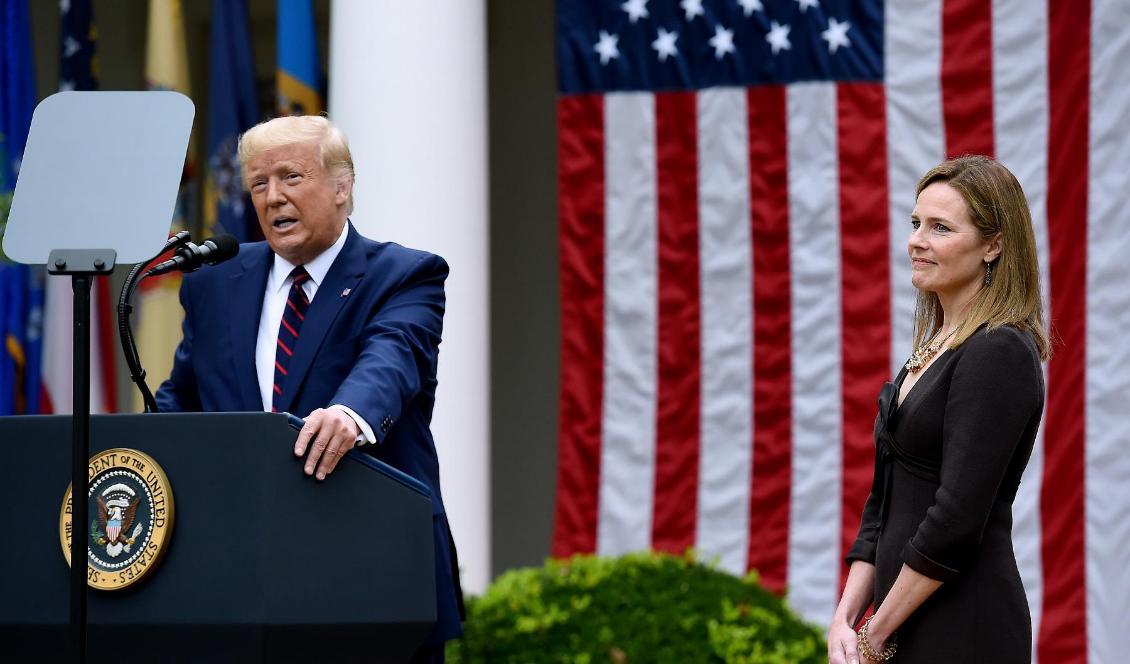 USA:s president Donald Trump talar bredvid Amy Coney Barret i Vita huset i Washington D.C. den 26 september 2020. Foto: Olivier Douliery/AFP via Getty Images