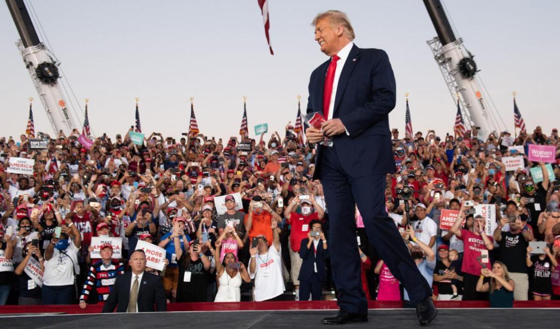 




USA:s president Donald Trump håller ett valmöte vid Orlando Sanford International Airport, Florida, den 12 oktober 2020. Foto: Saul Loeb/AFP via Getty Images                                                                                                                                                                                                                             