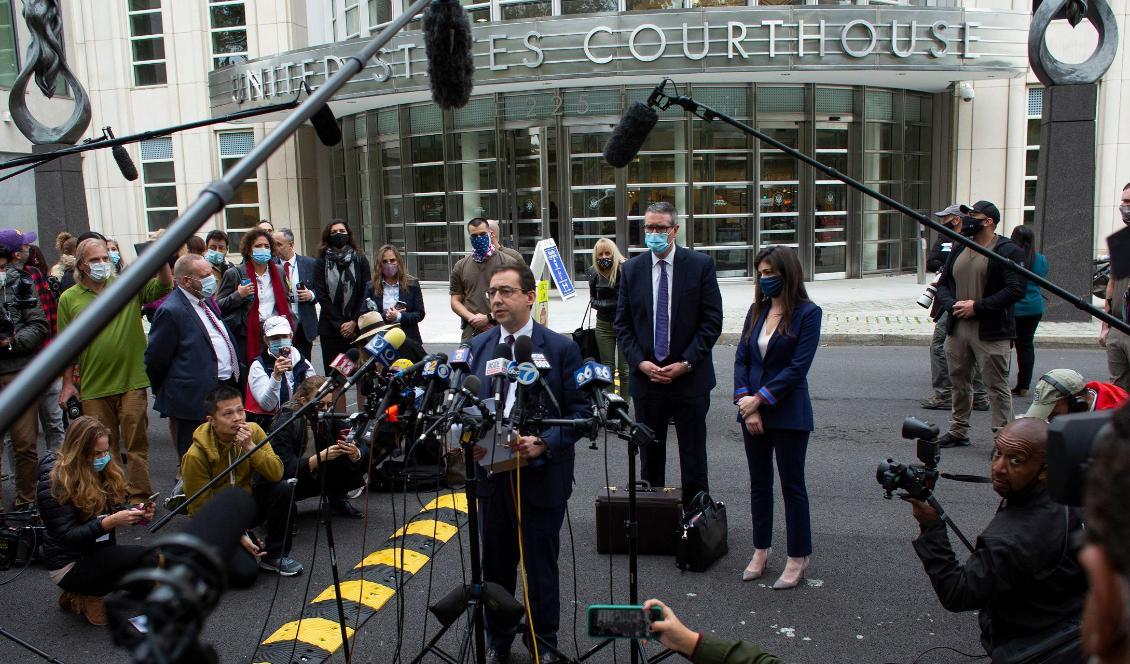 
Åklagare Seth DuCharme talar till medier utanför Brooklyns federala domstol i New York efter att Keith Raniere dömdes till 120 års fängelse den 27 oktober 2020. Foto: Kena Betancur/AFP via Getty Images                                            