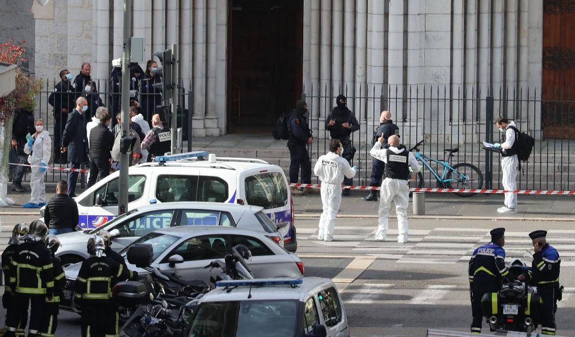 





Franska polistekniker och brandmän i Nice efter en knivattack den 29 oktober 2020. Tre personer dog och flera skadades. Foto: Valery Hache/AFP via Getty Images                                                                                                                                                                                                                                                                        