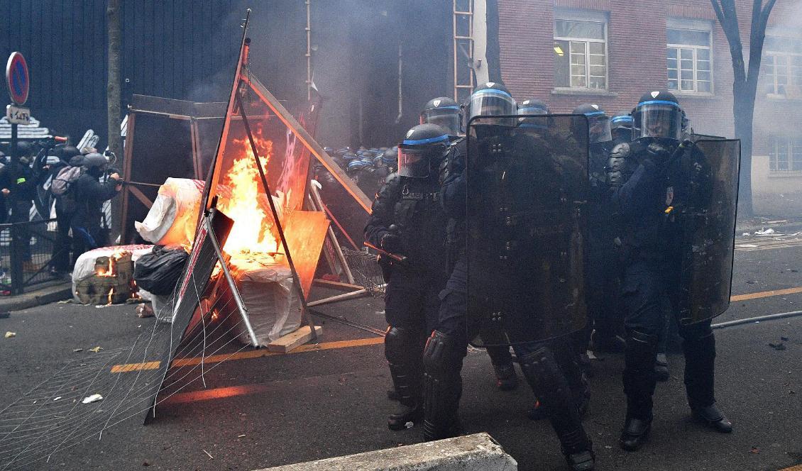 


Kravpolis under en demonstration i Paris den 5 december 2020 som mynnade ut i våldsamheter. Foto: Anne-Christine Poujoulat/AFP via Getty Images                                                                                                                                    