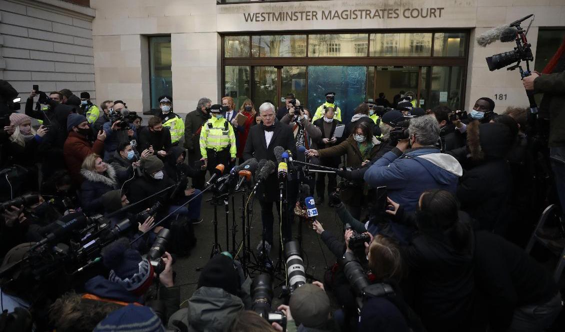 Wikileaksföreträdaren Kristinn Hrafnsson håller tal utanför rätten i London inför beskedet. Foto: Matt Dunham/AP/TT