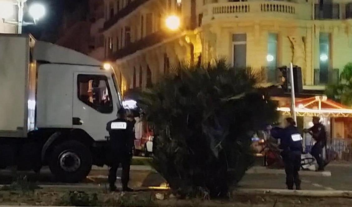 Polis vid den lastbil som användes vid terrordådet i Nice i Frankrike 2016. Massmördaren sköts ihjäl efter dådet. Arkivbild. Foto: Nader El Shafei/AP/TT