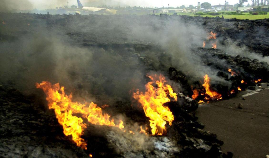 Vid vulkanutbrottet 2002 förstörde lavaströmmarna stora delar av staden Goma. På bilden syns när lavan den gången nådde flygplatsen. Foto: Sayyid Azim/AP/TT