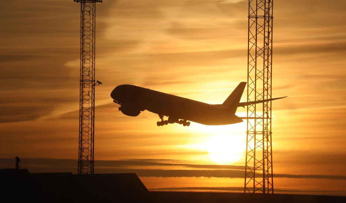 Ett flygplan lyfter från Arlanda den 17 november 2017. Foto: Ludovic Marin/AFP via Getty Images