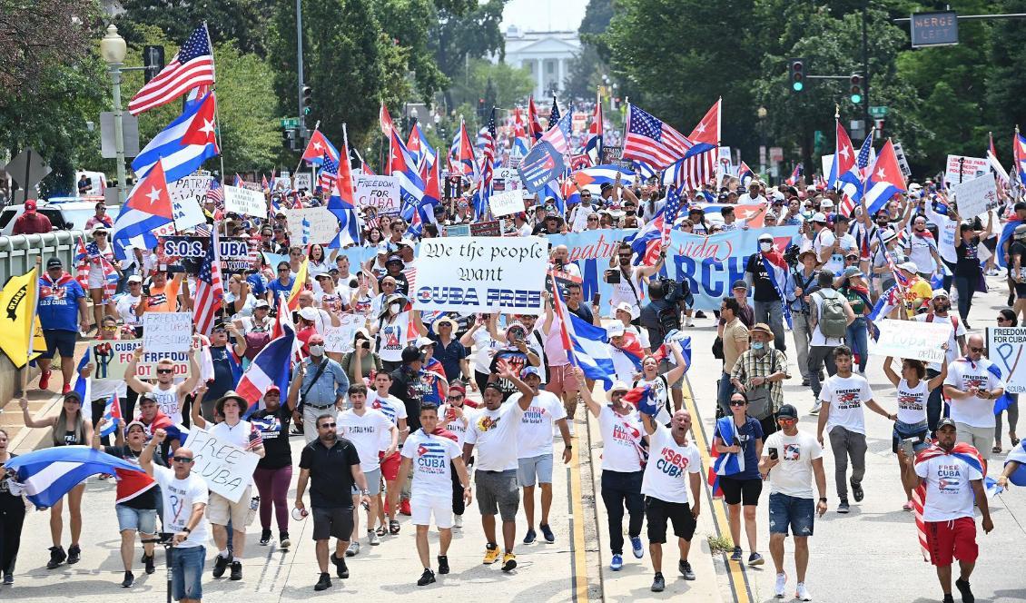 


Demonstranter marscherar i närheten av Vita huset i Washington DC den 26 juli 2021 till stöd för det kubanska folket. Foto: Brendan Smialowski/AFP via Getty Images                                                                                                                                    