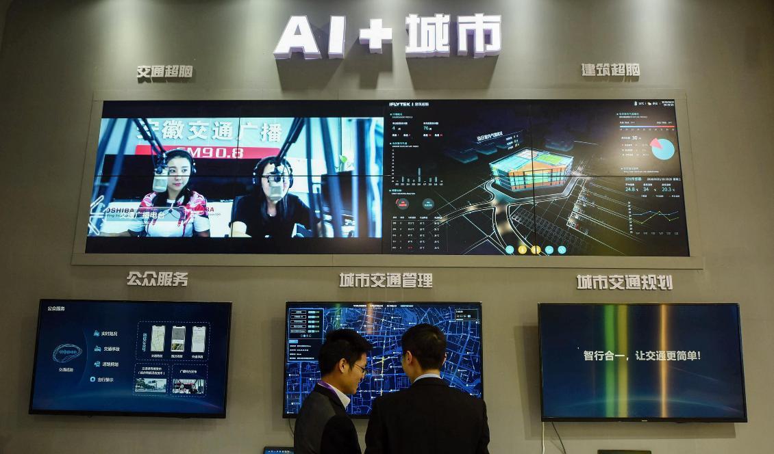 Besökare tittar på ett ”smart city”-system på en mässa i Hangzhou i Kina. Kina är ett land där människorättsproblematik kopplad till AI blivit tydlig. Foto: STR/AFP/Getty Images