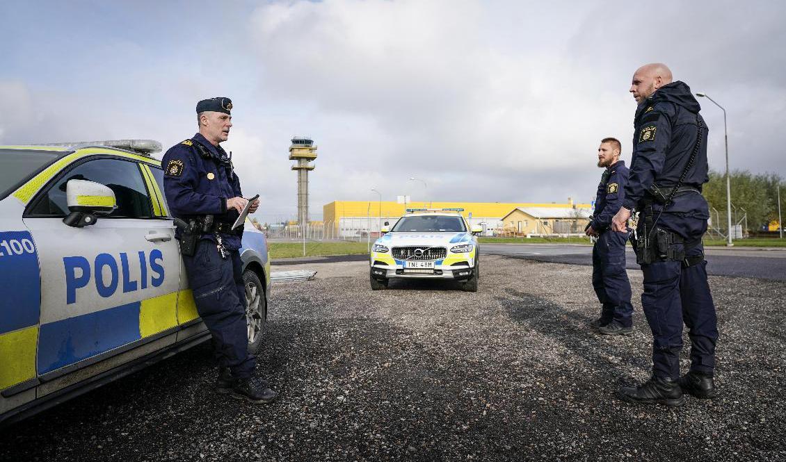 Poliser på plats vid Malmö Airport sedan en kvinna tagit sig in på landningsbanan. Foto: Johan Nilsson/TT