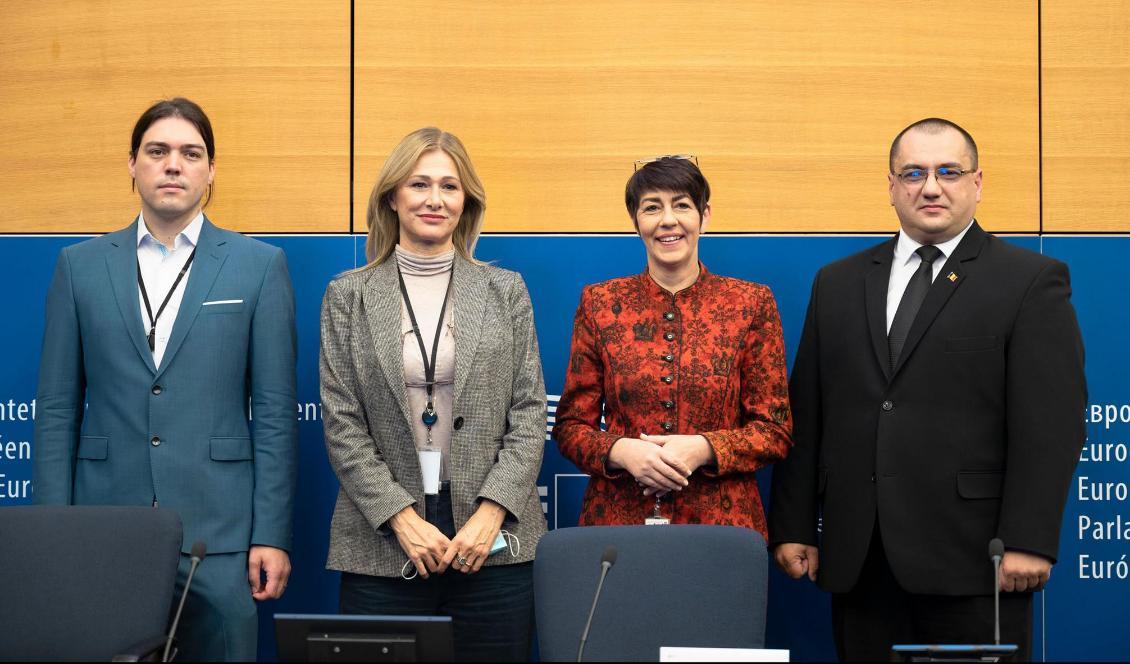 Presskonferensen i Bryssel hölls av de fyra parlamentsledamöterna (från vänster) Ivan Vilibor Sinčić ((Živi Zid)), Francesca Donato (NI), Christine Anderson (AfD) och Cristian Terheş (PSD) den 20 oktober. Foto: pressbild