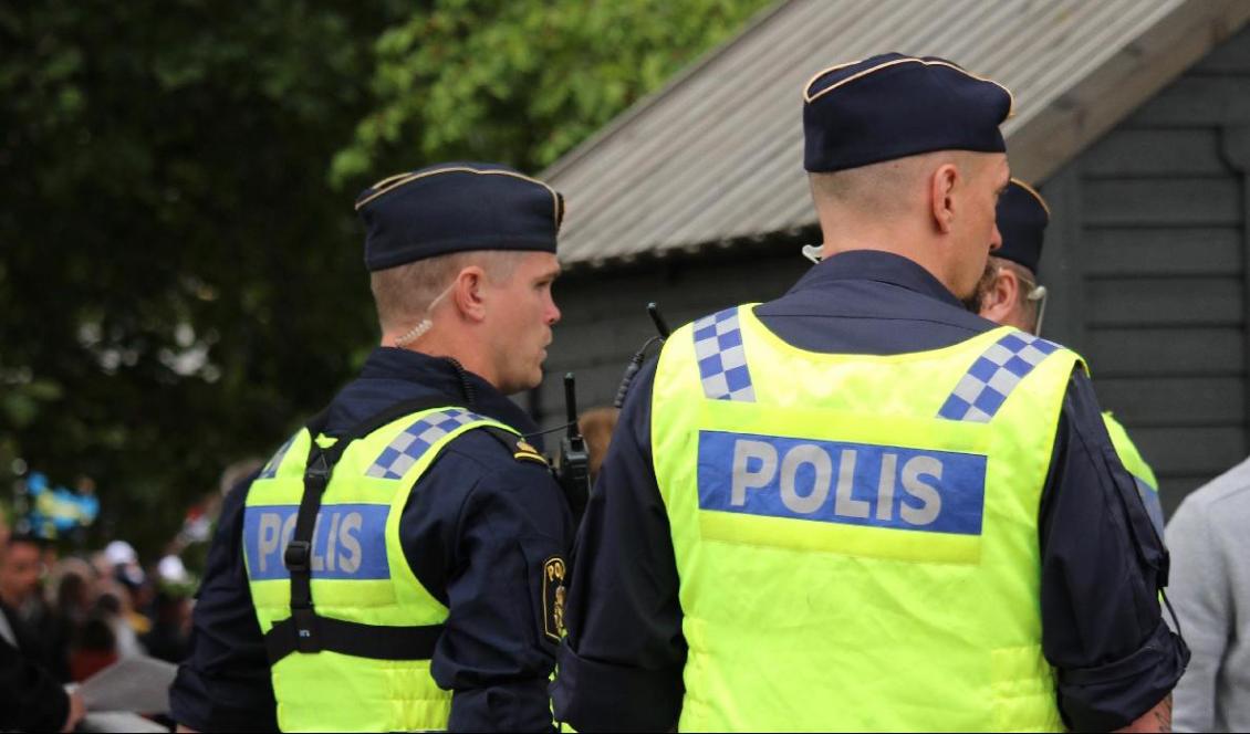 Två poliser i Almedalen, Visby, 2018. Skribenten menar att polisens organisation, utbildning och antagningskrav behöver ses över. Foto: Susanne W. Lamm