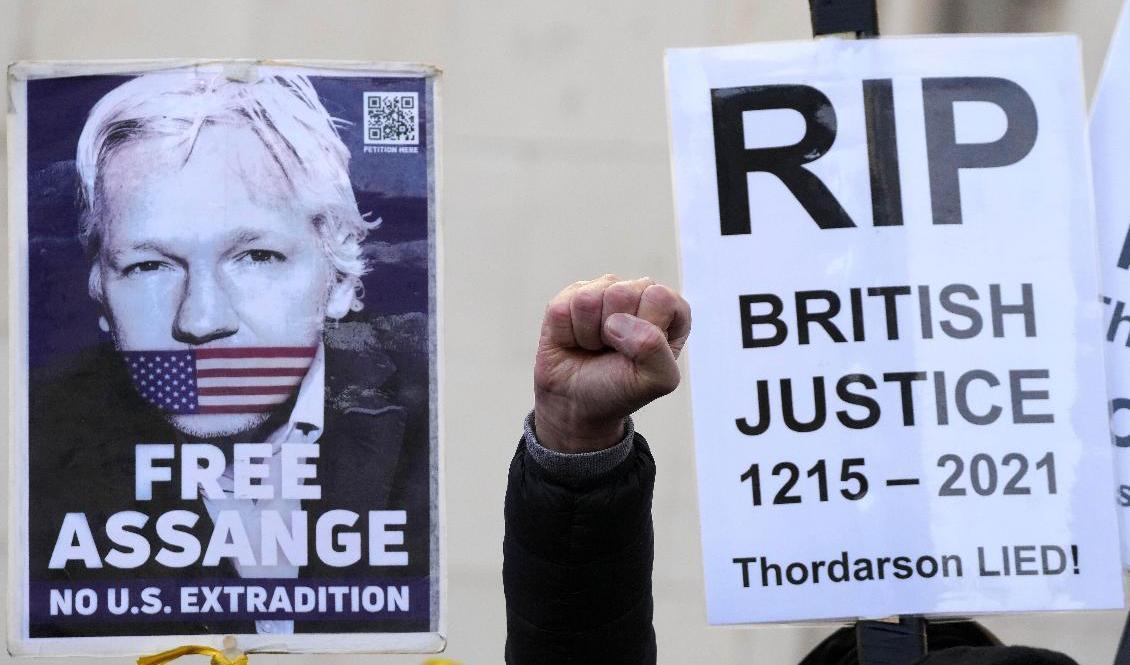 Manifestation som kräver att Julian Assange släpps fri. Foto: Frank Augstein/AP/TT