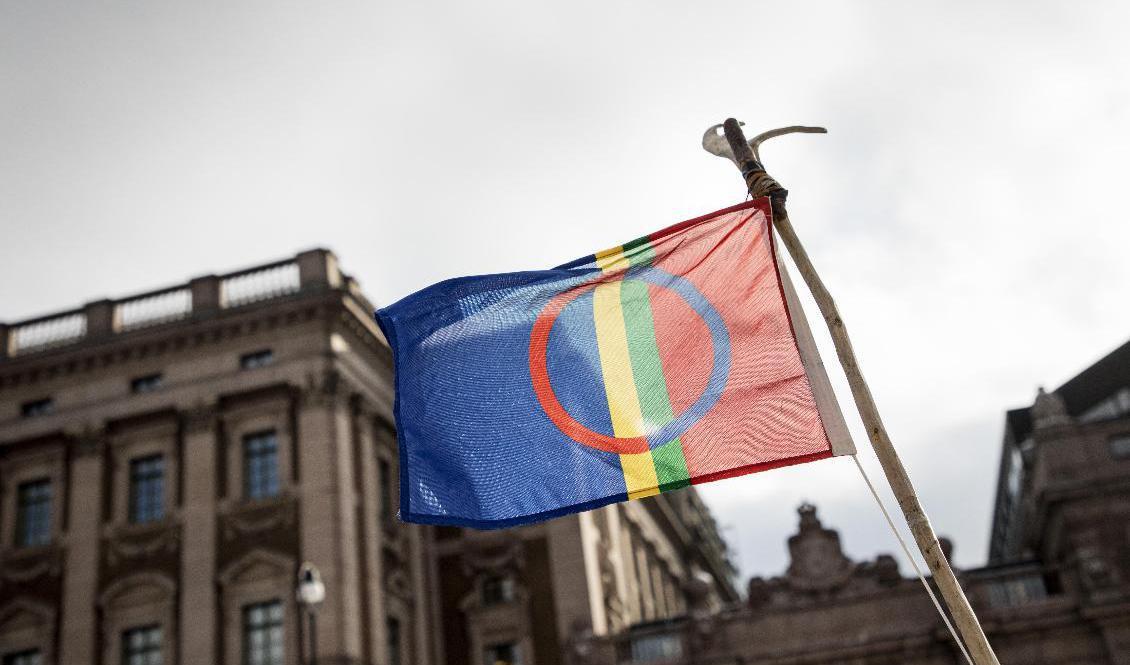 Samernas flagga framför Sveriges riksdag. Arkivbild. Foto: Christine Olsson/TT