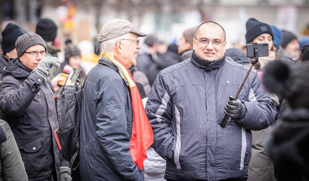 




EU-parlamentarikern Cristian Terhes (PSD) möttes av en positiv stämning på Sergels torg i Stockholm den 22 januari 2022. Foto: Viktor Thorell                                                                                                                                                                                                                            