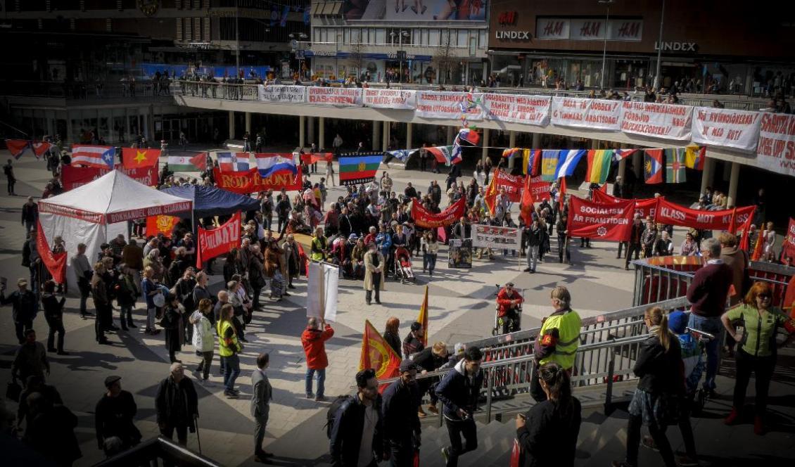 



Postmodernism är en filosofi vars rötter finns i kommunismen. Här ses en demonstration på Sergels torg i Stockholm den 1 maj 2016. Foto: Bilbo Lantto                                                                                                                                                                                