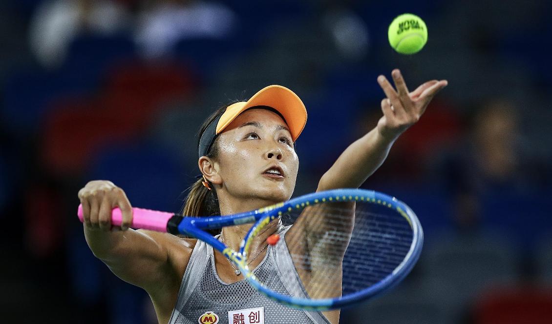 Åskådare får inte bära budskap om den kinesiska tennisstjärnan Peng Shuai under Australian Open eftersom politiska slagord inte är tillåtna under turneringen. Foto: Wang He/Getty Images