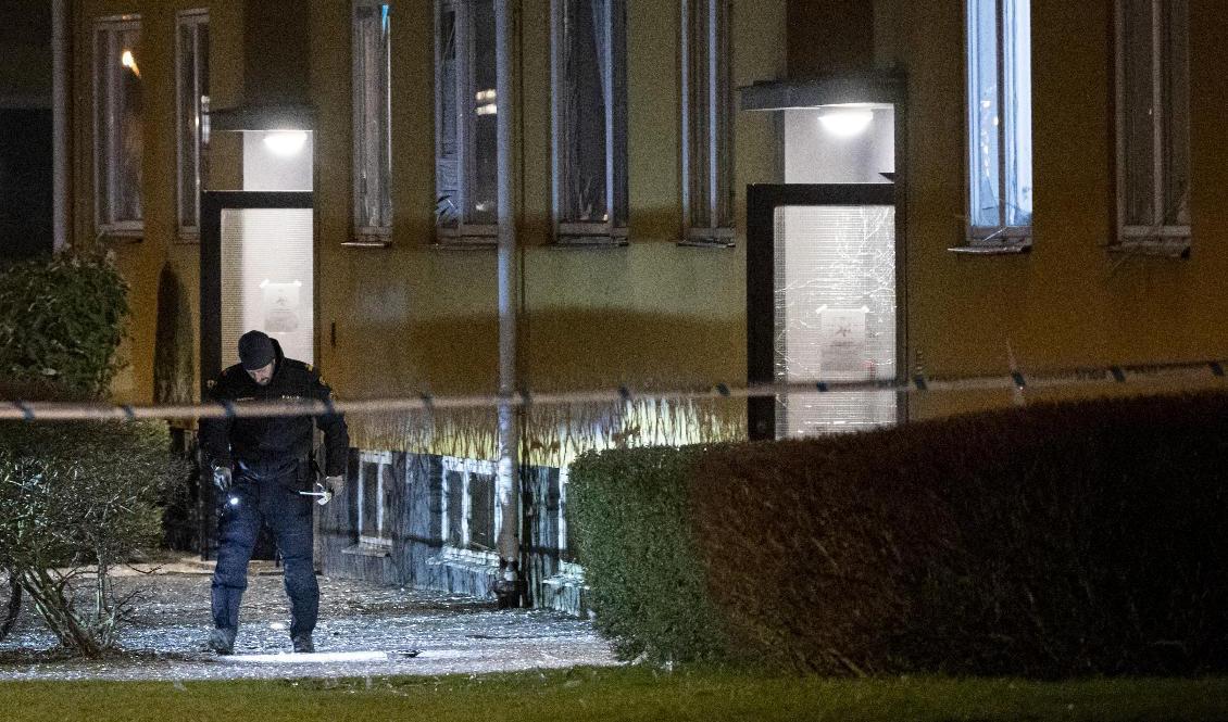 Polisavspärrningar och bombtekniker på plats på Esplanaden i Åstorp efter en explosion tidigt på torsdagsmorgonen. Foto: Johan Nilsson/TT