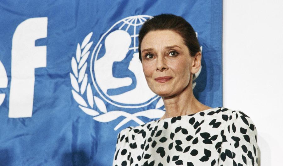 Den brittiska skådespelerskan Audrey Hepburn besökte som nyutnämnd särskild ambassadör för UNICEF det torkdrabbade Etiopien den 23 mars 1988. Foto: Maria Bastone/AFP via Getty Images