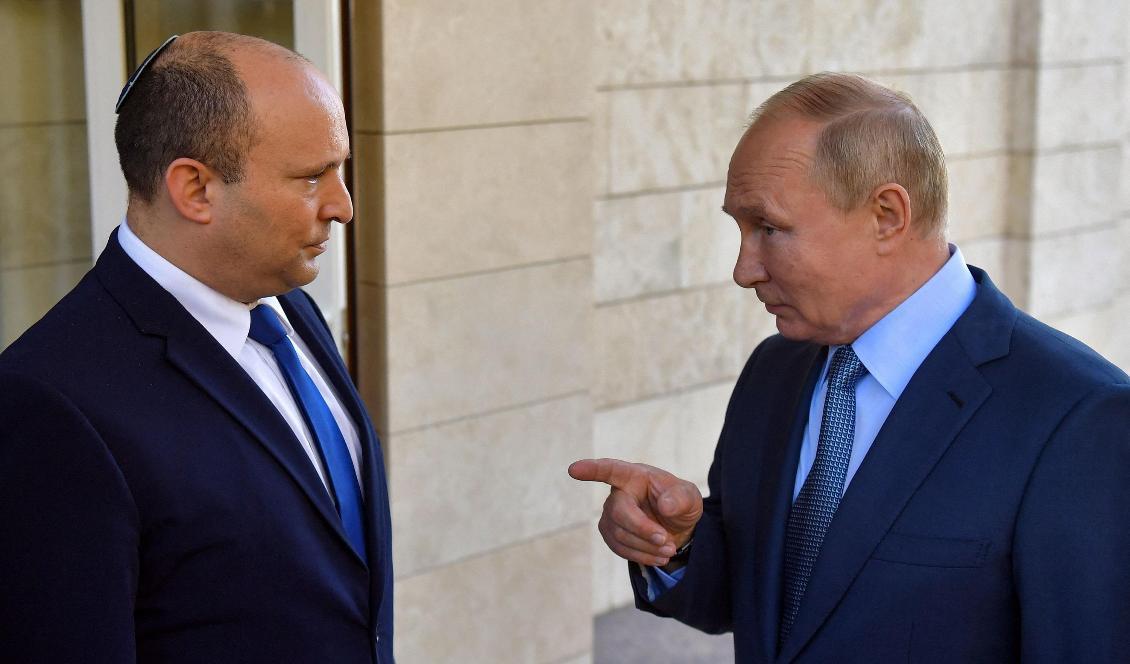 Israels premiärminister Naftali Bennett och Rysslands president Vladimir Putin vid ett möte i oktober i fjol. Arkivbild. Foto: Yevgeny Biyatov/Sputnik, Kreml via AP/TT