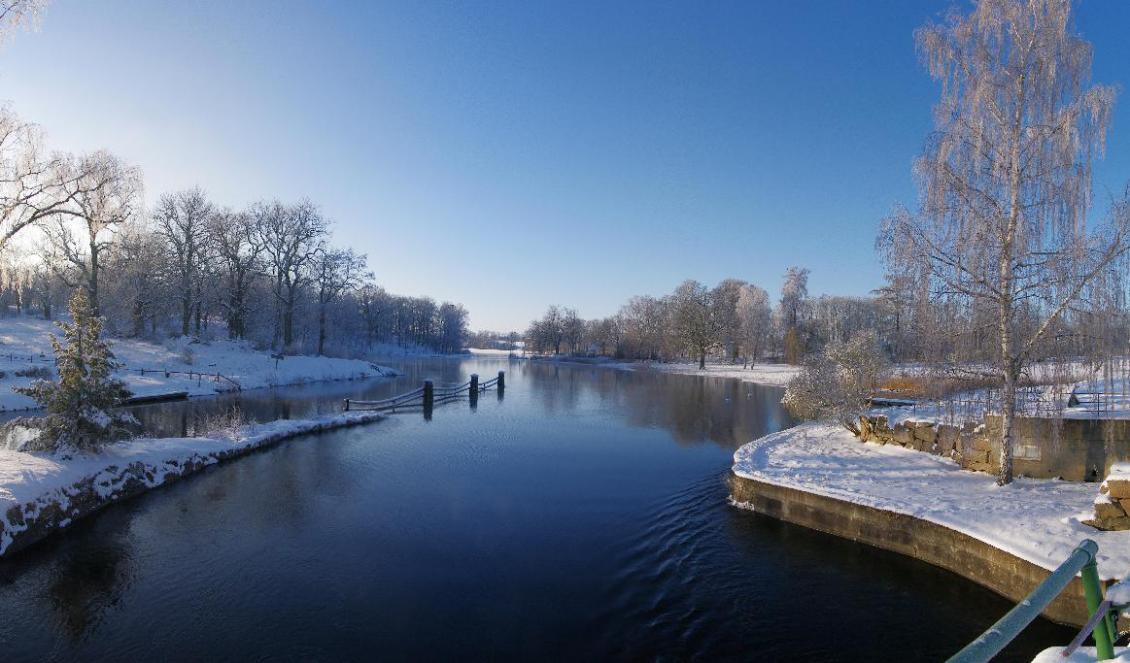 
Närhet till vatten har stor betydelse för oss. Välbärgade människor bygger gärna nära naturskönt vatten, som vid Brokinds herrgård. Foto: Emil Almberg                                            