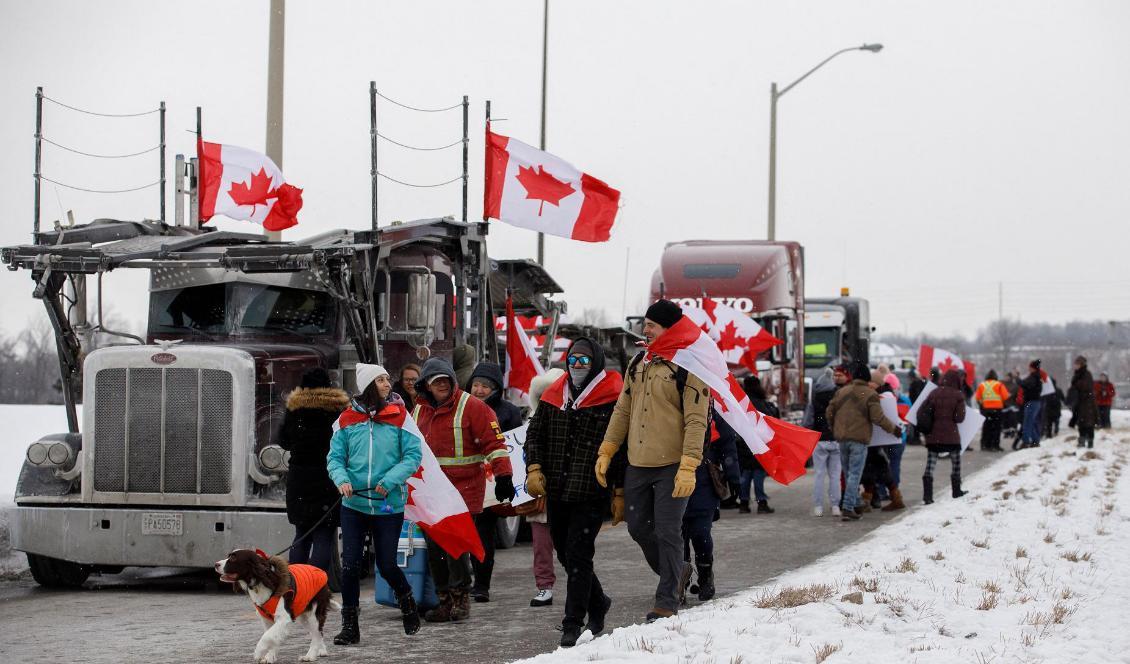 






Människor som stöder den kanadensiska ”Freedom Convoy 2022” utanför Toronto den 27 januari 2022. Foto: Cole Burston/AFP via Getty Images                                                                                                                                                                                                                                                                                                                    
