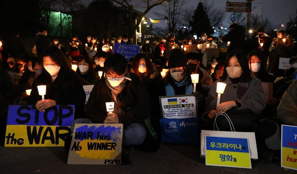 
Människor håller ljusvaka för Ukraina den 4 mars, som en demonstration mot Ryssland, som attackerar Ukraina. Foto: Chung Sung-Jun/Getty Images                                            