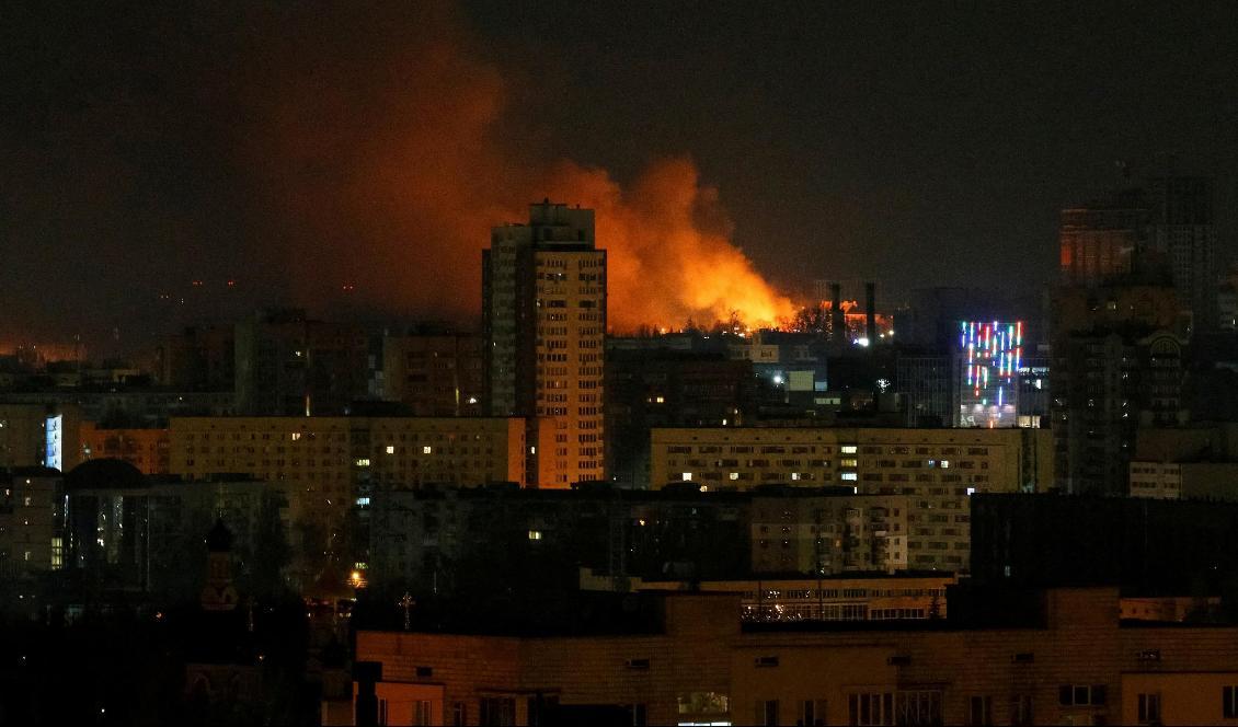 En brand i utkanten av Kiev, som attackerats under natten. Foto: Gleb Garanich/Reuters/TT