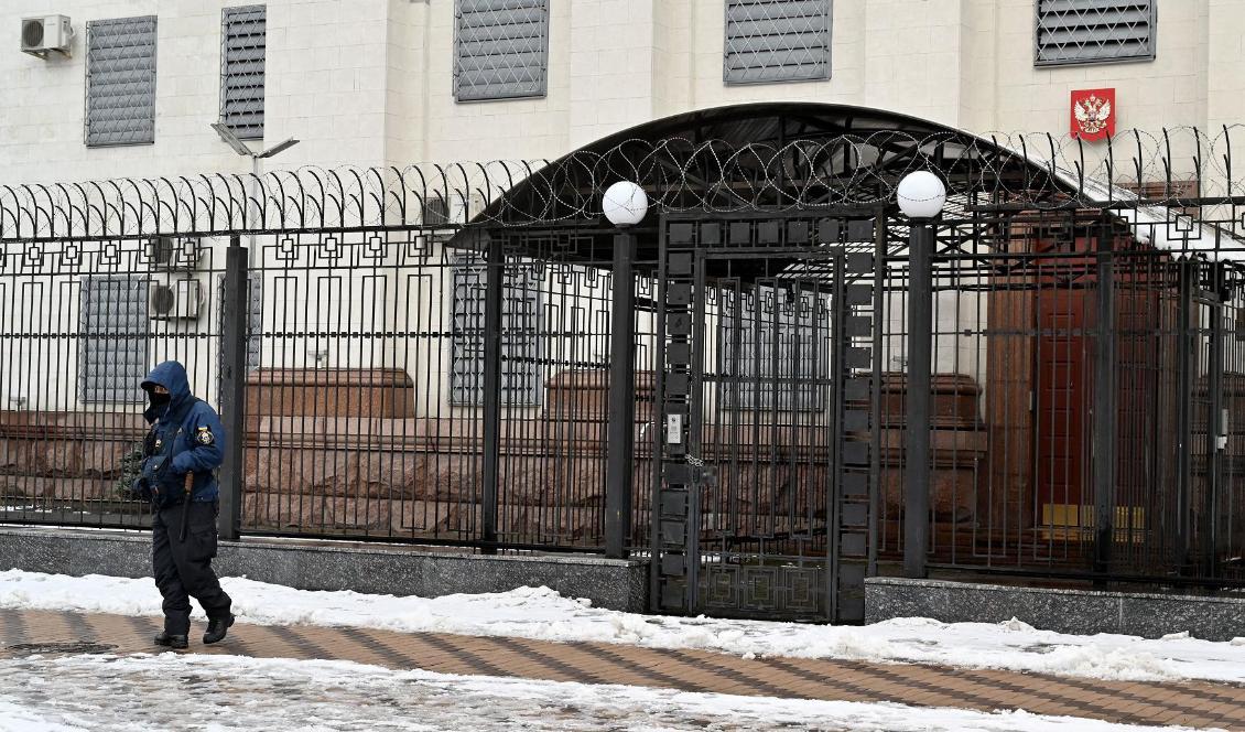 En säkerhetsvakt vid den ryska ambassaden i Kiev i Ukraina den 12 februari 2022. Foto: Sergei Supinsky/AFP via Getty Images