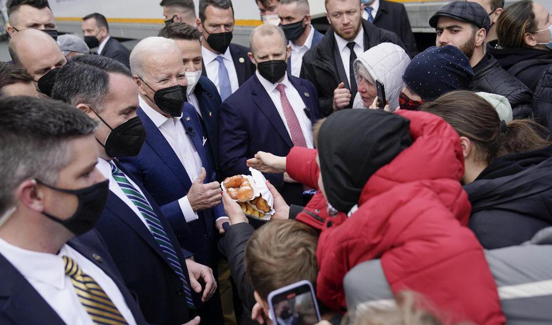 President Joe Biden mötte på lördagen ukrainska flyktingar och polska volontärer i Warszawa. Foto: Evan Vucci/AP-TT