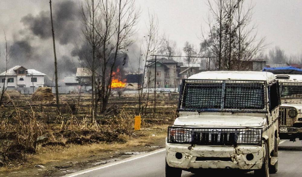 Ett hus står i lågor efter en skottlossning mellan rebeller och indiska säkerhetsstyrkor i Pulwama i södra Kashmir, Kashmir, den 18 februari 2019. Foto: STR/AFP via Getty Images