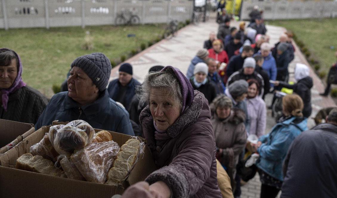 Människor köar för mat vid en kyrka i Borodyanka på söndagen. Foto: Petros Giannakouris/AP/TT