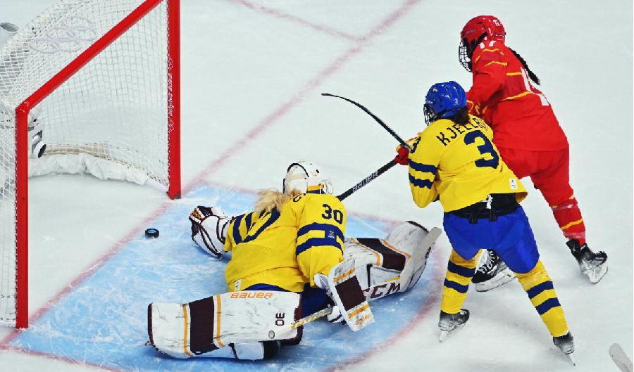 

Sveriges Anna Kjellbin kämpar mot Kinas Kang Mulan för att bistå målvakten Emma Söderberg. I höst blir tacklingar tillåtna under damernas matcher. Foto: Anthony Wallace/AFP via Getty Images                                                                                        