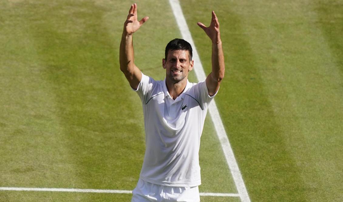 Novak Djokovic vann Wimbledon, men vet inte om han får spela i US Open. Arkivbild. Foto: Gerald Herbert/AP/TT