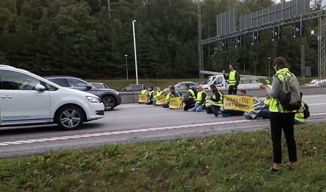 
Aktivister från klimatnätverket Återställ Våtmarker blockerade E4 i Stockholm den 29 augusti. Foto: Faksimil/Facebook/Återställ våtmarker                                            