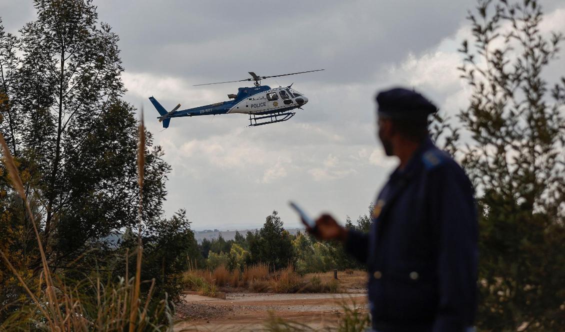 
En polishelikopter i närheten av Harmony Gold Mining Operations i Randfontein den 2 augusti 2022. Polisen har gjort flera insatser efter att ett filmteam rånades och åtta kvinnor gruppvåldtogs av illegala gruvarbetare den 28 juli utanför Johannesburg i Sydafrika. Foto: Phill Magakoe/AFP via Getty Images                                            