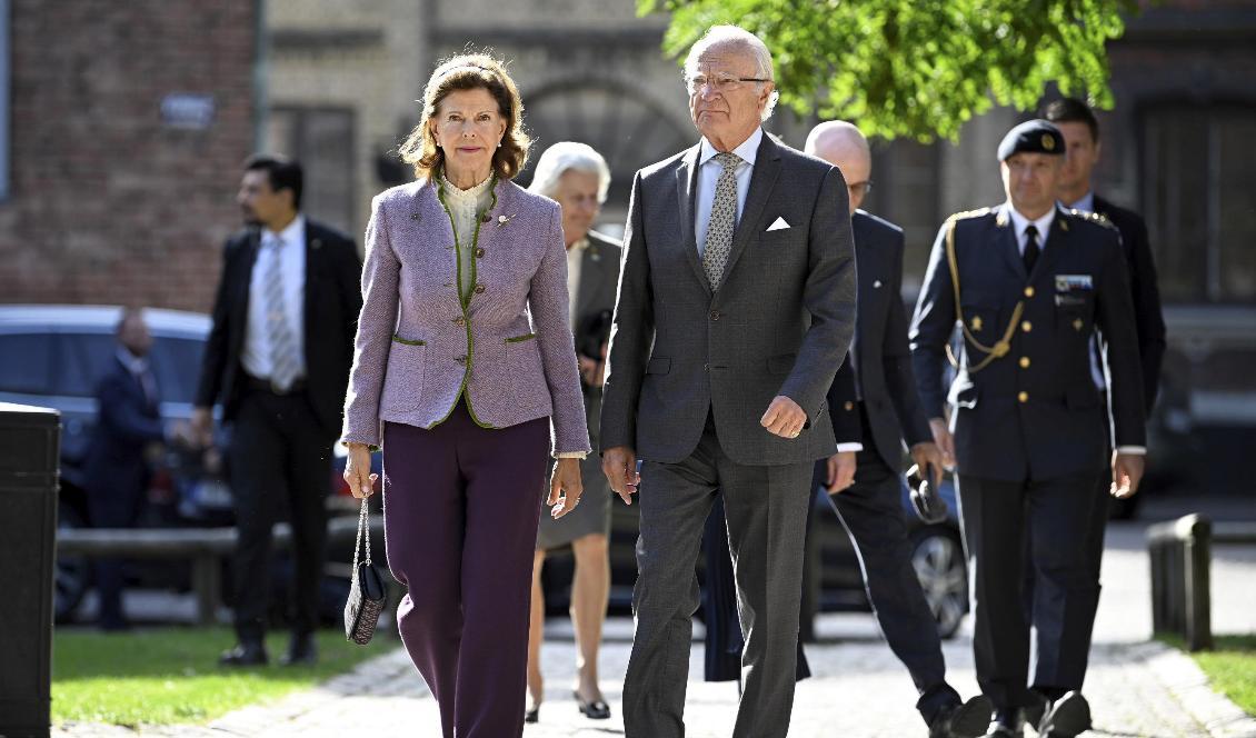 Kung Carl XVI Gustaf och drottning Silvia under ett besök på Historiska museet i Lund tidigare i september, efter att ha besökt en arkeologisk utgrävningsplats. Foto: Johan Nilsson/TT