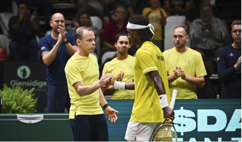 



Mikael Ymer, trea från höger, hyllade bland annat DC-kaptenen Johan Hedsberg, tvåa från vänster, efter sin segermatch mot Argentinas Diego Schwartzman. Foto: Massimo Paolone/AP/TT                                                                                                                                                                                