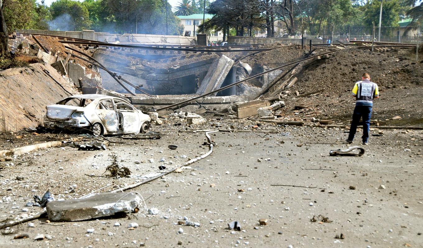 Tankbilen fastnade under en bro innan den exploderade. Foto: Hein Kaizer/AP/TT