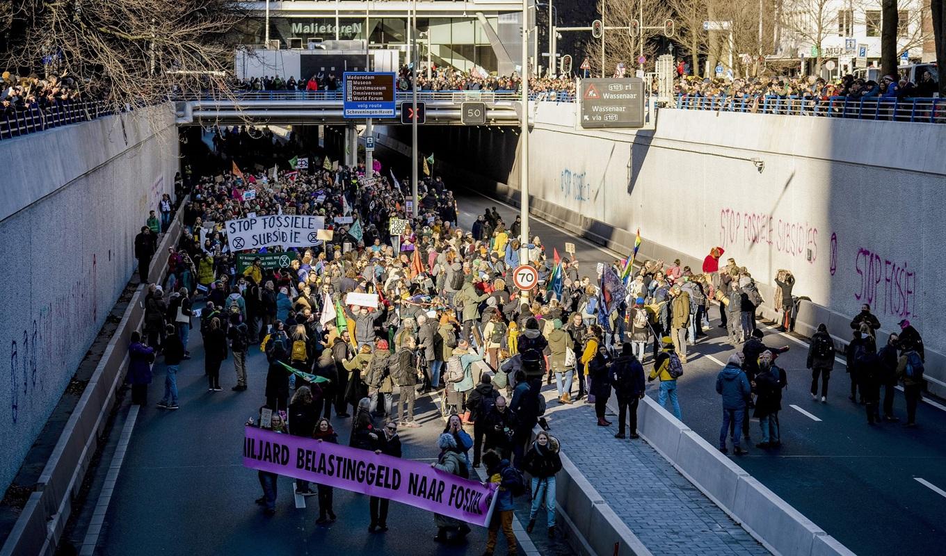 Klimataktivister från gruppen Extinction Rebellion blockerar motorvägen A12 i Haag i Nederländerna den 28 januari 2023. Foto: Marco de Swart/ANP/AFP via Getty Images