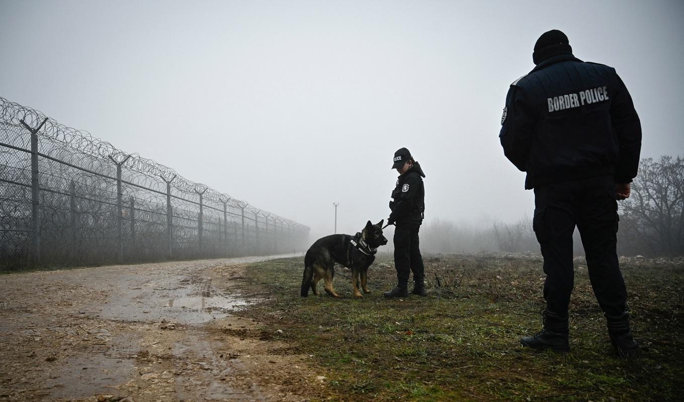 På bilden som är tagen den 13 januari 2023 syns bulgariska gränspoliser patrullera vid gränsen mellan Bulgarien och Turkiet. Foto: Nikolay Doychinov/AFP via Getty Images