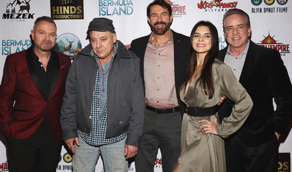 Tom Sizemore (andra från vänster) vid premiären av Bermuda Island Movie World den 20 januari i år. En dryg månad innan Sizemore drabbades av pulsåderbräck i hjärnan. Foto: Tommaso Boddi/Getty Images for Bermuda Island LLC)