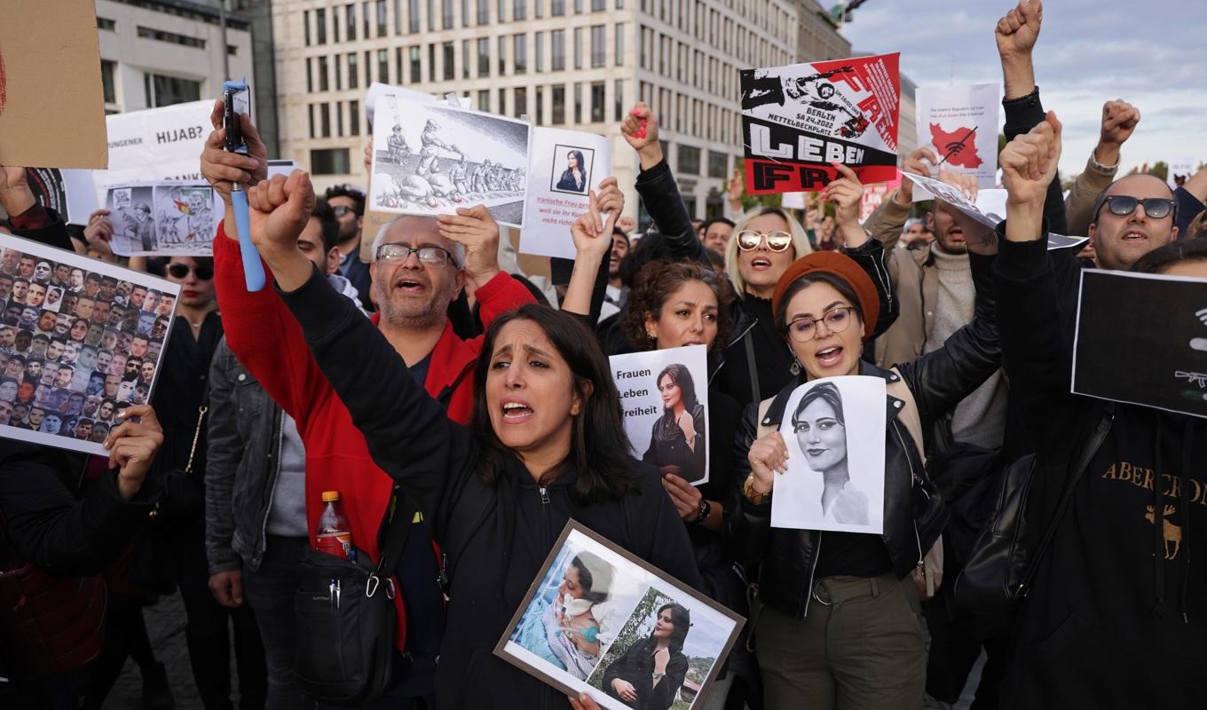 Demonstranter i Berlin i Tyskland den 23 september protesterar mot Iran efter att 22-åriga Mahsa Amin avled i polisen förvar på grund av att hon inte täckte ansiktet tillräckligt. Foto: Sean Gallup/Getty Images